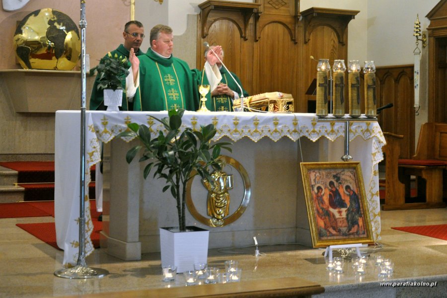 08 Pierwsza Eucharystia po wakacjach.jpg